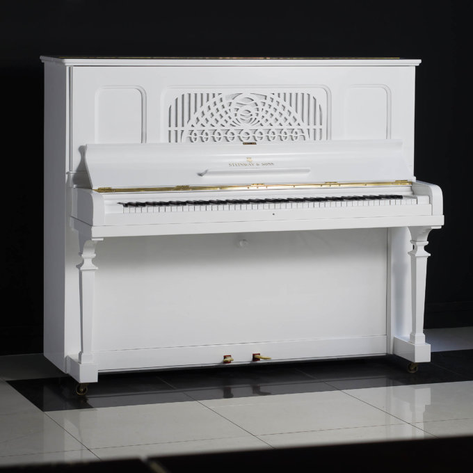 Пианино Steinway & Sons K 132 белое, полированное