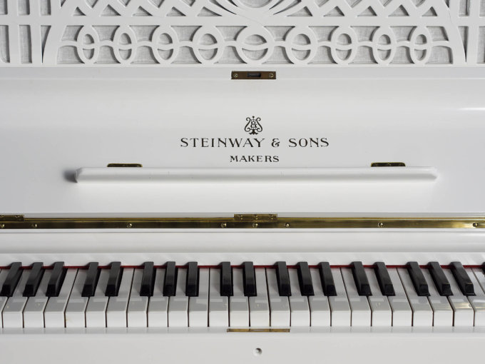 Пианино Steinway & Sons K 132 белое, полированное